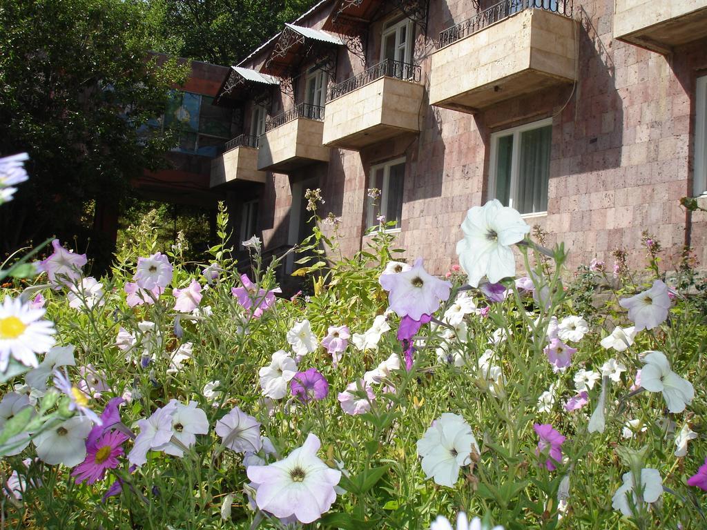 Дом Писателей Цахкадзора Hotel Екстериор снимка